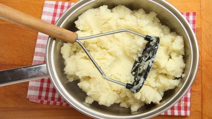 Așa faci cel mai bun piure de cartofi. Un ingredient pe care şi tu îl ai în casă face diferenţa