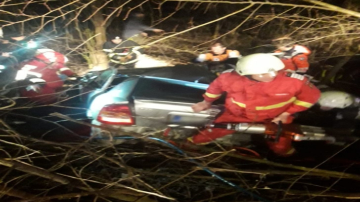 Accident teribil, în Prahova! Un tânăr fără permis a intrat cu mașina într-un pom