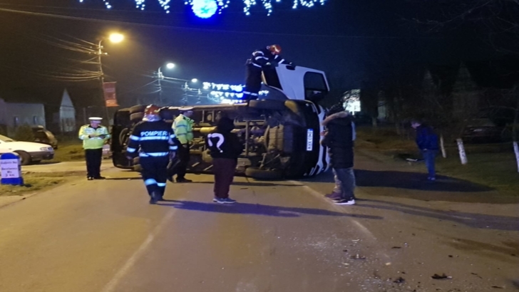 Accident grav, lângă Timișoara. Microbuz răsturnat, după un impact violent