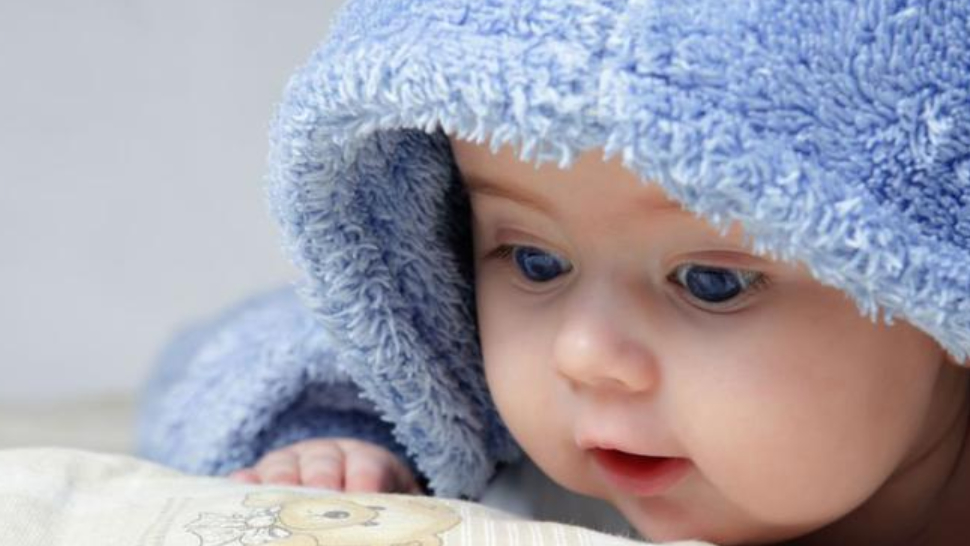 Cum ne îngrijim bebelușii în sezonul rece. Sfaturi esențiale de la specialiști în pediatrie