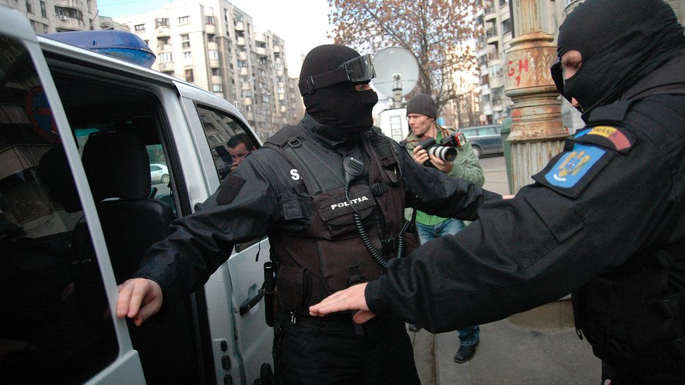 Un bărbat din Bucureşti s-a baricadat în locuinţă și a devenit agresiv – A lovit cu maceta luptătorii SAS