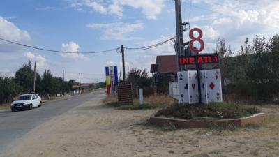 Un totem cu cifra 8 peste opt cărţi de joc imense, la intrarea într-o comună din Olt. Primar: A fost complicat să-l inventez