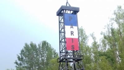 Un totem cu cifra 8 peste opt cărţi de joc imense, la intrarea într-o comună din Olt. Primar: A fost complicat să-l inventez