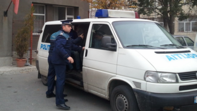 Adolescent de 17 ani, reţinut pentru agresiune sexuală: Ar fi atins în zonele intime cel puţin o fată, în autobuz