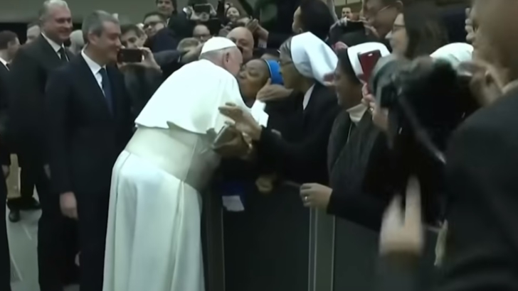 VIDEO Reacţia Papei Francisc, după ce o călugăriţă i-a cerut să o pupe