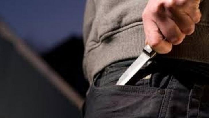 Doi băieţi au ameninţat trei adolescenţi cu un cuţit. Ce-a făcut Poliția