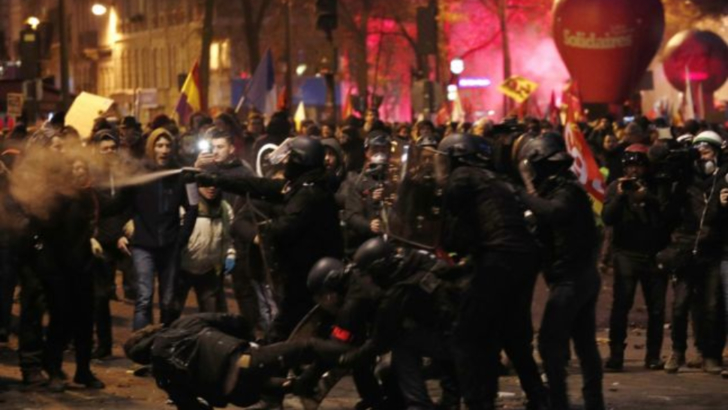 Haos la Paris! Poliția a intervenit în forță, cu gaze lacrimogene