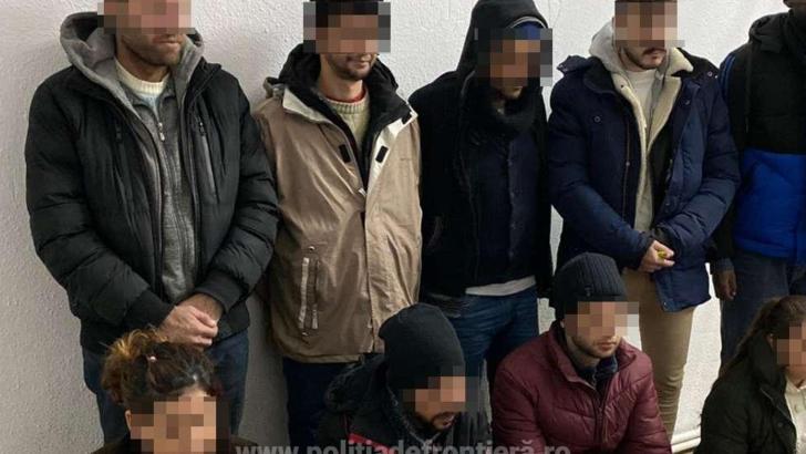 9 migranți și 2 călăuze din România, descoperiți, pe câmp, la frontiera cu Ungaria