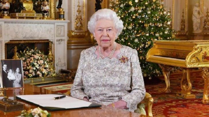 Regina Marii Britanii se machiază singură, cu excepția unei singure ocazii