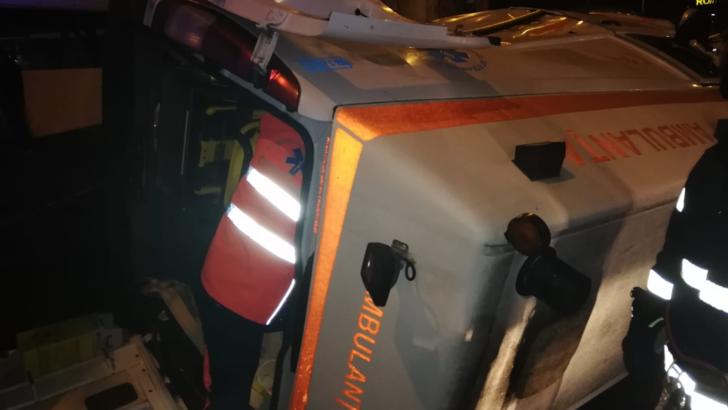 VIDEO O ambulanță s-a răsturnat la Constanța. Sunt patru răniți