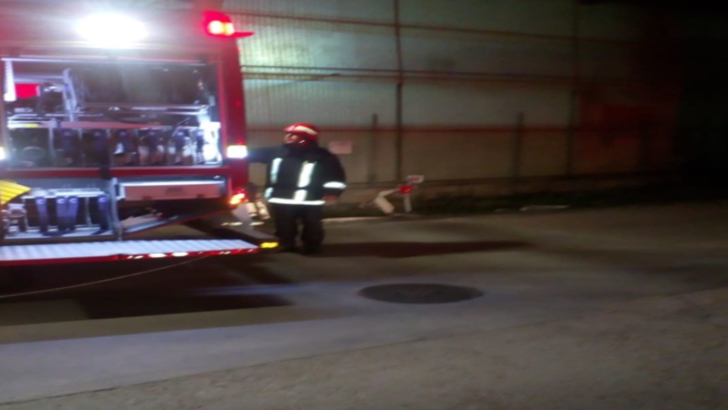 Incendiu la o fabrică din Zalău! Zeci de persoane au fost evacuate din hală