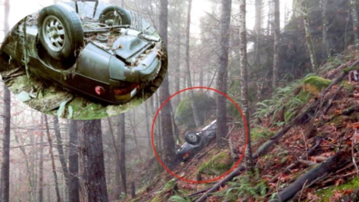 Mașină dispărută în urmă cu 27 de ani, găsită în pădure, înfiptă în pom. Oribil ce era lângă ea!