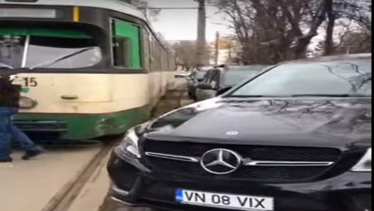 Un Mercedes a blocat circulația unui tramvai la Brăila 