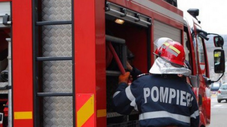 Incendiu puternic, în jud. Timiş: sute de angajaţi ai unei firme de catering, evacuaţi