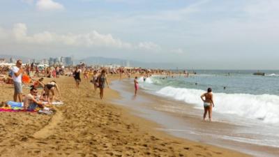 Turiștii sfidează canicula la plajă. La ce riscuri se expun