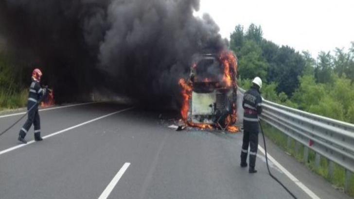 Autobuz în flăcări, pe un drum intens circulat din țară
