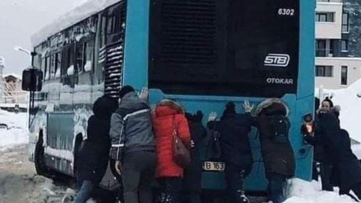 Tragicomedie în apropiere de București: Un autobuz al STB, înzăpezit pe traseu, a fost împins de călători