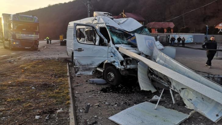 Accident grav între Cluj şi Oradea: doi răniți. Microbuz proiectat în stâlp de un TIR