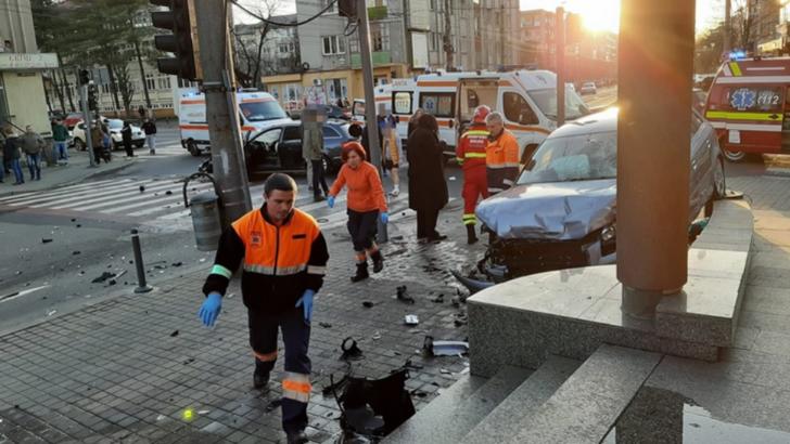 Panică la Baia Mare! Maşină proiectată pe trotuar, în pietoni: 6 victime / Foto:  Sorin Ratiu - Radare Maramures/Facebook