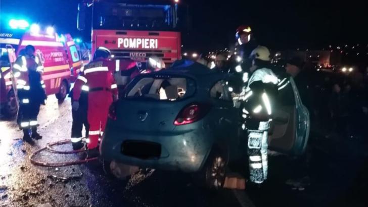 Accident grav, în jud. Mureș. Mașină spulberată de un TIR cu lemne: un mort