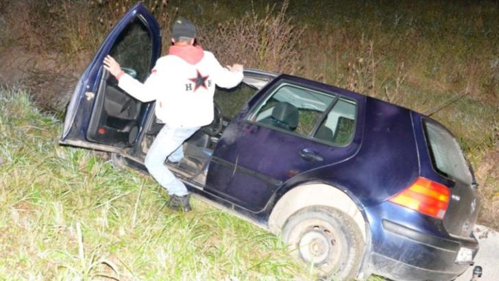 Polițiștii au vrut să îl ajute să scoată mașina din șanț, dar ce-a urmat i-a lăsat fără cuvinte
