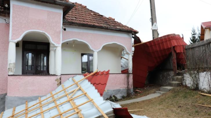 Vântul a lăsat fără acoperiș o școală din Argeș