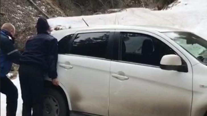 Turiști blocați cu mașinile, în Bucegi. A fost nevoie de intervenția jandarmilor 