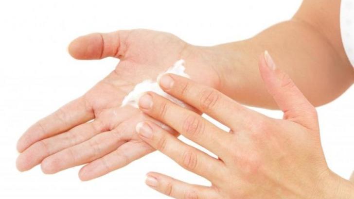 Sfaturi și soluții pentru îngrijirea mâinilor uscate