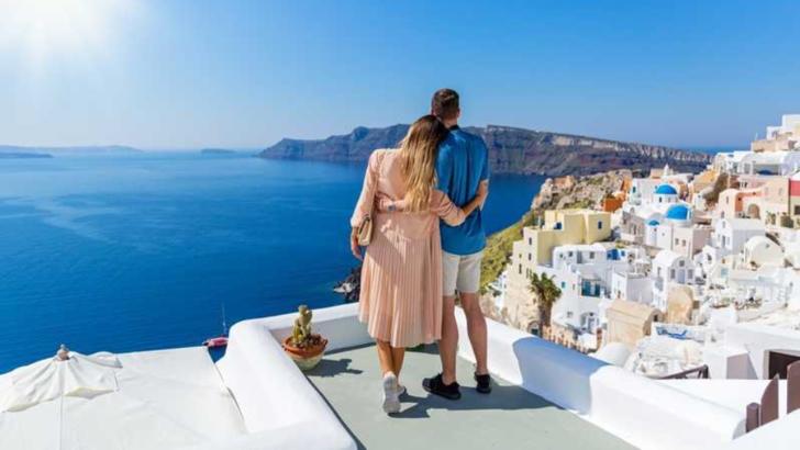 Santorini e destinația perfectă pentru îndrăgostiți. Arată uluitor chiar și în extrasezon