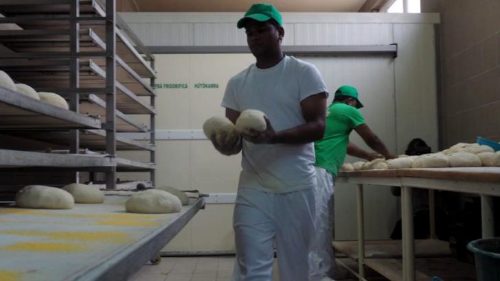 Patronii s-au răzgândit! Cei doi brutari din Sri Lanka vor face pâine la brutăria din Ditrău