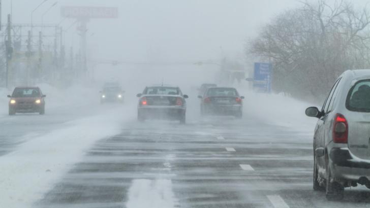 Prăpăd după viscol! Sute de șoferi captivi pe șosele după prima ninsoare