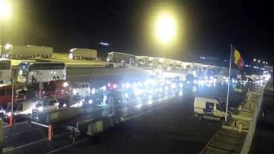 Cozi uriașe la Vama Nădlac! Românii vin acasă, din Italia, ”să moară în țara lor” 