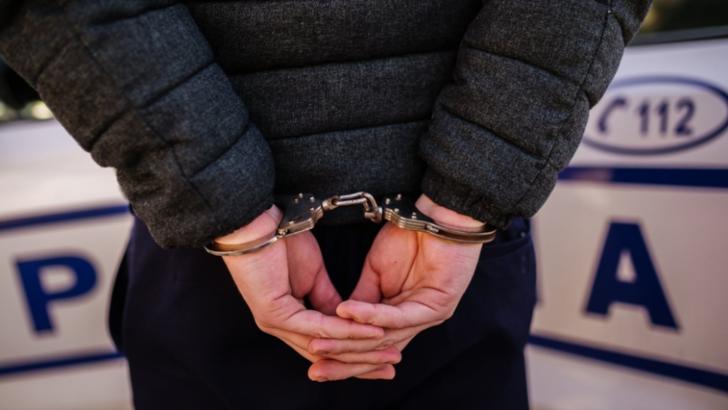 Un doljean de 69 de ani, arestat pentru că a întreținut relații sexuale cu 2 minore. Una este gravidă