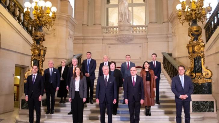 Noul guvern al Belgiei, împreună cu regele Philippe, respectând distanța socială recomandată în contextul crizei provocate de COVID-19