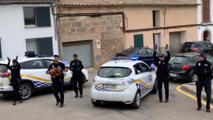 Polițiștii spanioli din Algaido (Mallorca) cântă și dansează pe stradă pentru cei izolați din cauza epidemiei de coronavirus
