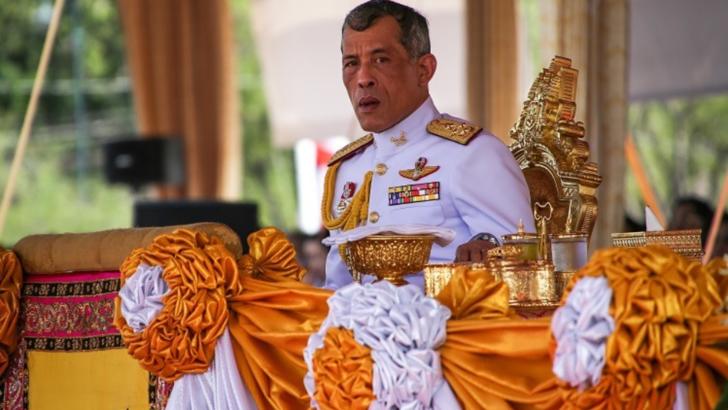 Regele Thailandei a închiriat un întreg hotel din Germania unde s-a autoizolat împreună cu 20 de femei