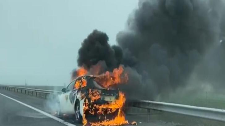 Mașină în flăcări pe Autostrada Soarelui 