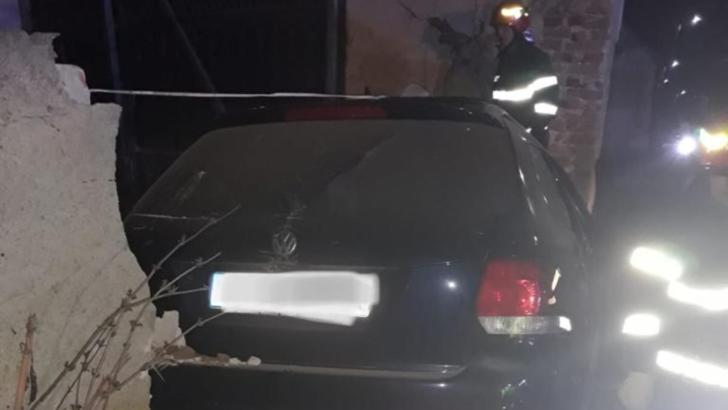 Accident grav, pe DN1, la Viștea de Jos: un mort și 2 răniți, după ce au intrat cu mașina într-o casă 