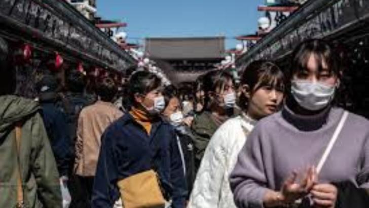 Oameni pe stradă în Japonia - imagine de arhivă