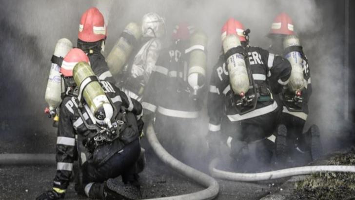 6 pompieri, în carantină după un incendiu la locuința unei persoane aflate în izolare