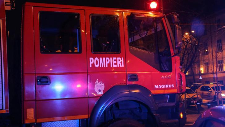 Incendiu mistuitor, în Argeș. Flăcările uriașe au înghițit o casă: două femei au suferit atacuri de panică