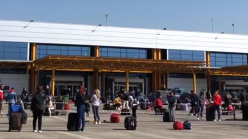 Scandal de amploare pe aeroportul din Cluj, din cauza unui zbor amânat de 5 ori. Oamenii nu au primit niun fel de explicații