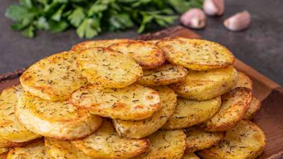 Cartofi la cuptor cu cremă de usturoi