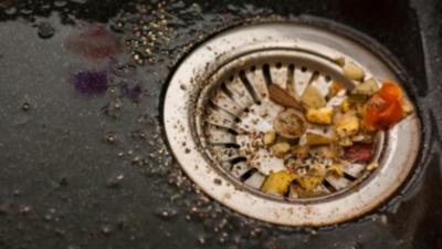 Instalator cu o experiență de 24 de ani: "Zilnic îți distrugi chiuveta turnând în ea ASTA"