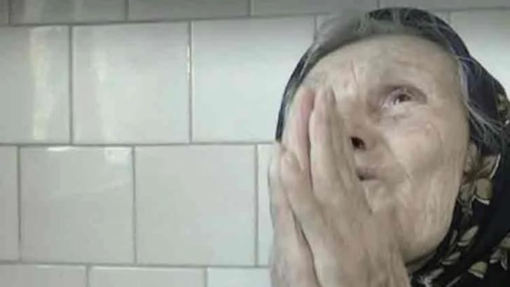VIDEO Imagini de coșmar dintr-un cămin din Craiova. Vârstnici ținuți la subsol, în camere mici și murdare, fără ferestre Foto: fabricatinromania.info