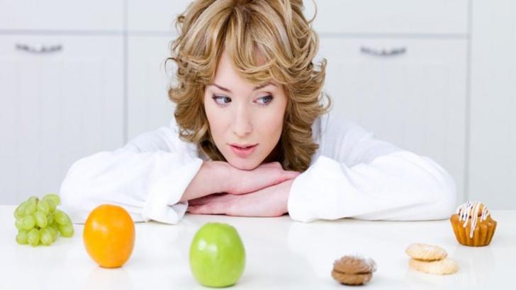 Alimentele care te pot face mai anxios în perioada de izolare. Cu ce le înlocuiești
