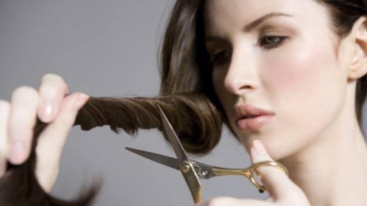 Trucuri de la hairstylist-ul lui Meghan Markle: cum te tunzi în izolare fără să-ți distrugi look-ul