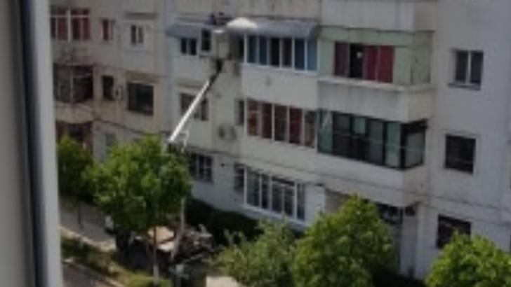 VIDEO Angajații Primăriei Focșani curăță și siliconează balcoanele privaților pe banii noștri