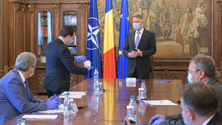 Iohannis a primit de la Orban o mască fabricată în România / Foto: Administratia Prezidentiala