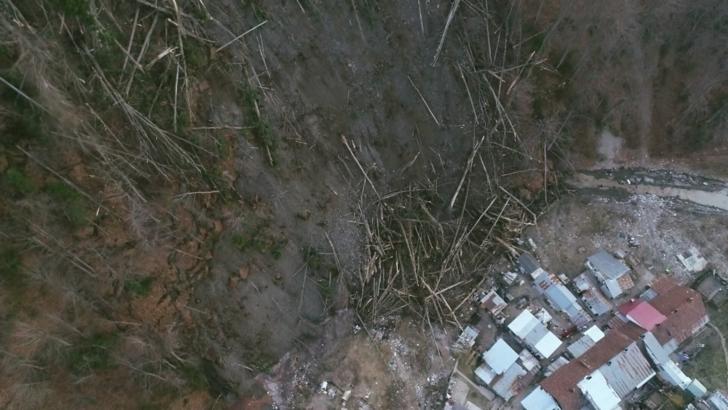 Alunecare de teren la Azuga! 20 de familii evacuate